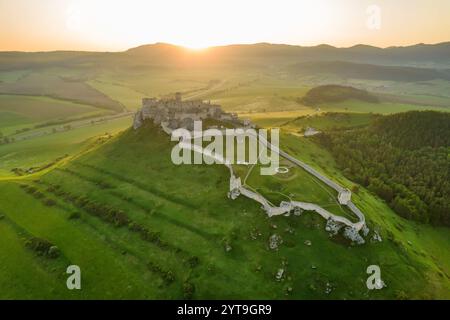 Vue aérienne du château de Spis au lever du soleil, site classé au patrimoine mondial de l'UNESCO, Slovaquie Banque D'Images
