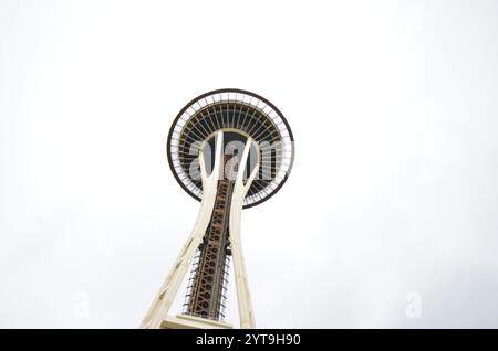 Dans cette image, vous verrez la tristement célèbre Space Needle s'élever dans un ciel blanc moulé. Banque D'Images