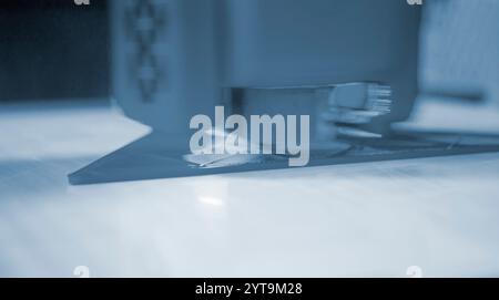 Le processus d'impression sur imprimante 3D. Imprimante 3D créant un modèle à partir de plastique fondu gros plan. ECOULEMENT de plastique fondu dans une extrudeuse et formation D'un objet VOLUMETRIQUE tridimensionnel. Technologies additives Banque D'Images