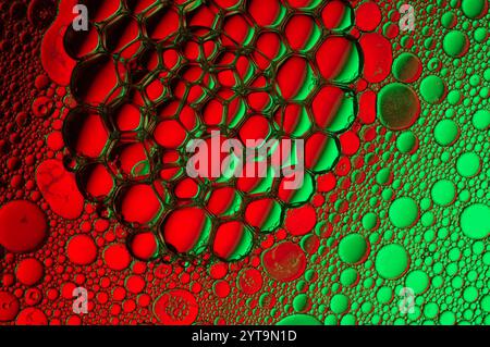 Formes cellulaires dans un fond abstrait rouge et vert Banque D'Images