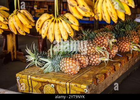 Fruits (bananes et ananas) dans un magasin de bord de route, Ban Pha Lam Phen Viewpoint Col, province de Vientiane près de Vang Vieng, nord du Laos, Asie du Sud-est Banque D'Images