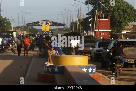 Venezuela-Paraguachon-12-6-2024. Les migrants vénézuéliens traversent massivement la frontière pour retourner en Colombie ce vendredi 6 décembre, dans le secteur de la Raya toute la journée avant l'heure de fermeture à Paraguachon, dans l'État de Zulia, Venezuela. Les nouvelles mesures de sécurité ordonnées par le président Nicolás Maduro au poste de contrôle de Paraguachón, situé à huit kilomètres de la frontière entre le Venezuela et la Colombie, dans l’État de Zulia, suscitent des inquiétudes parmi les migrants. Ceux qui veulent profiter de la période des fêtes en compagnie de leurs familles, les militaires et les autres forces de sécurité vénézuéliennes ont décidé de mettre en place un nouveau transi Banque D'Images