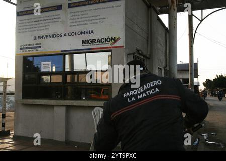 Venezuela-Paraguachon-12-6-2024. Les migrants vénézuéliens traversent massivement la frontière pour retourner en Colombie ce vendredi 6 décembre, dans le secteur de la Raya toute la journée avant l'heure de fermeture à Paraguachon, dans l'État de Zulia, Venezuela. Les nouvelles mesures de sécurité ordonnées par le président Nicolás Maduro au poste de contrôle de Paraguachón, situé à huit kilomètres de la frontière entre le Venezuela et la Colombie, dans l’État de Zulia, suscitent des inquiétudes parmi les migrants. Ceux qui veulent profiter de la période des fêtes en compagnie de leurs familles, les militaires et les autres forces de sécurité vénézuéliennes ont décidé de mettre en place un nouveau transi Banque D'Images