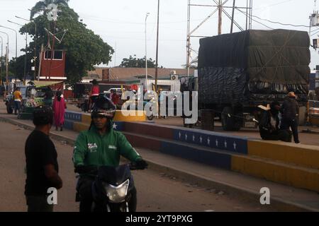 Venezuela-Paraguachon-12-6-2024. Les migrants vénézuéliens traversent massivement la frontière pour retourner en Colombie ce vendredi 6 décembre, dans le secteur de la Raya toute la journée avant l'heure de fermeture à Paraguachon, dans l'État de Zulia, Venezuela. Les nouvelles mesures de sécurité ordonnées par le président Nicolás Maduro au poste de contrôle de Paraguachón, situé à huit kilomètres de la frontière entre le Venezuela et la Colombie, dans l’État de Zulia, suscitent des inquiétudes parmi les migrants. Ceux qui veulent profiter de la période des fêtes en compagnie de leurs familles, les militaires et les autres forces de sécurité vénézuéliennes ont décidé de mettre en place un nouveau transi Banque D'Images