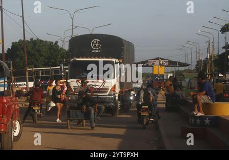 Venezuela-Paraguachon-12-6-2024. Les migrants vénézuéliens traversent massivement la frontière pour retourner en Colombie ce vendredi 6 décembre, dans le secteur de la Raya toute la journée avant l'heure de fermeture à Paraguachon, dans l'État de Zulia, Venezuela. Les nouvelles mesures de sécurité ordonnées par le président Nicolás Maduro au poste de contrôle de Paraguachón, situé à huit kilomètres de la frontière entre le Venezuela et la Colombie, dans l’État de Zulia, suscitent des inquiétudes parmi les migrants. Ceux qui veulent profiter de la période des fêtes en compagnie de leurs familles, les militaires et les autres forces de sécurité vénézuéliennes ont décidé de mettre en place un nouveau transi Banque D'Images