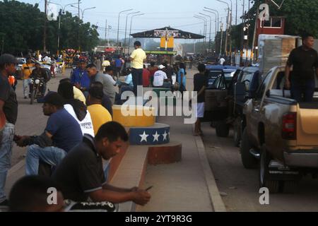 Venezuela-Paraguachon-12-6-2024. Les migrants vénézuéliens traversent massivement la frontière pour retourner en Colombie ce vendredi 6 décembre, dans le secteur de la Raya toute la journée avant l'heure de fermeture à Paraguachon, dans l'État de Zulia, Venezuela. Les nouvelles mesures de sécurité ordonnées par le président Nicolás Maduro au poste de contrôle de Paraguachón, situé à huit kilomètres de la frontière entre le Venezuela et la Colombie, dans l’État de Zulia, suscitent des inquiétudes parmi les migrants. Ceux qui veulent profiter de la période des fêtes en compagnie de leurs familles, les militaires et les autres forces de sécurité vénézuéliennes ont décidé de mettre en place un nouveau transi Banque D'Images