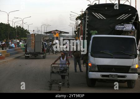 Venezuela-Paraguachon-12-6-2024. Les migrants vénézuéliens traversent massivement la frontière pour retourner en Colombie ce vendredi 6 décembre, dans le secteur de la Raya toute la journée avant l'heure de fermeture à Paraguachon, dans l'État de Zulia, Venezuela. Les nouvelles mesures de sécurité ordonnées par le président Nicolás Maduro au poste de contrôle de Paraguachón, situé à huit kilomètres de la frontière entre le Venezuela et la Colombie, dans l’État de Zulia, suscitent des inquiétudes parmi les migrants. Ceux qui veulent profiter de la période des fêtes en compagnie de leurs familles, les militaires et les autres forces de sécurité vénézuéliennes ont décidé de mettre en place un nouveau transi Banque D'Images