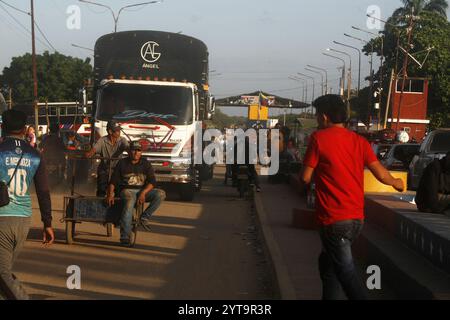 Venezuela-Paraguachon-12-6-2024. Les migrants vénézuéliens traversent massivement la frontière pour retourner en Colombie ce vendredi 6 décembre, dans le secteur de la Raya toute la journée avant l'heure de fermeture à Paraguachon, dans l'État de Zulia, Venezuela. Les nouvelles mesures de sécurité ordonnées par le président Nicolás Maduro au poste de contrôle de Paraguachón, situé à huit kilomètres de la frontière entre le Venezuela et la Colombie, dans l’État de Zulia, suscitent des inquiétudes parmi les migrants. Ceux qui veulent profiter de la période des fêtes en compagnie de leurs familles, les militaires et les autres forces de sécurité vénézuéliennes ont décidé de mettre en place un nouveau transi Banque D'Images