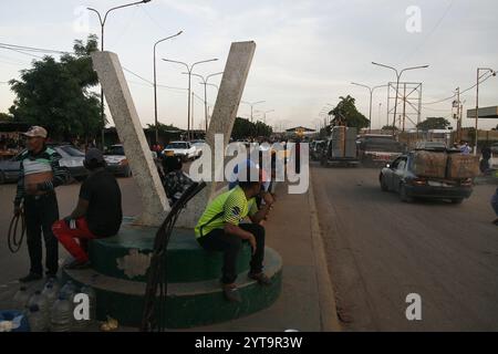 Venezuela-Paraguachon-6-12-2024. Les migrants vénézuéliens traversent massivement la frontière pour retourner en Colombie ce vendredi 6 décembre, dans le secteur de la Raya toute la journée avant l'heure de fermeture à Paraguachon, dans l'État de Zulia, Venezuela. Les nouvelles mesures de sécurité ordonnées par le président Nicolás Maduro au poste de contrôle de Paraguachón, situé à huit kilomètres de la frontière entre le Venezuela et la Colombie, dans l’État de Zulia, suscitent des inquiétudes parmi les migrants. Ceux qui veulent profiter de la période des fêtes en compagnie de leurs familles, les militaires et les autres forces de sécurité vénézuéliennes ont décidé de mettre en place un nouveau transi Banque D'Images