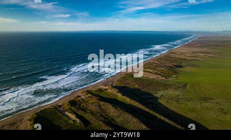 FÉVRIER 2023, POINT REYES NATIONAL SEASHORE, CALIFORNIE, États-Unis - vues panoramiques de point Reyes, collines verdoyantes et vagues de l'océan Banque D'Images