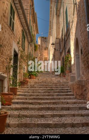 Étapes historiques à Fornalutx Mallorca Espagne sur Une belle journée de printemps ensoleillée avec Un ciel bleu clair Banque D'Images