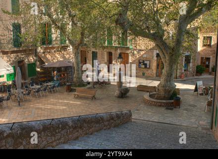 Place de la ville historique à Fornalutx Mallorca Espagne lors D'Un beau jour de printemps ensoleillé Banque D'Images