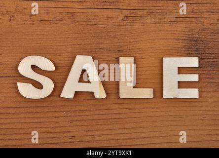 Terme fait de lettres en bois sur vieux bois sombre Banque D'Images