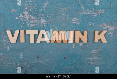 Concept de lettres en bois sur béton altéré Banque D'Images
