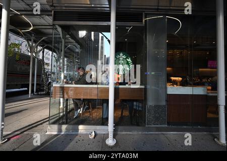 New York, États-Unis. 06th Dec, 2024. Vue du café Starbucks où il a été signalé le suspect dans le meurtre du PDG de United Healthcare Brian Thompson a été vu le matin de la fusillade qui a eu lieu trois jours auparavant, York, NY, le 6 décembre 2024. La police est toujours à la recherche de la personne responsable de la mort par balle du PDG de United Healthcare Brian Thompson devant l'hôtel Hilton tôt le matin du 4 décembre ; des images du suspect non masqué circulent. (Photo par Anthony Behar/Sipa USA) crédit : Sipa USA/Alamy Live News Banque D'Images