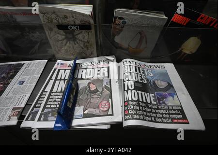 New York, États-Unis. 06th Dec, 2024. Les couvertures du New York Post et du Daily News concernant la recherche du suspect pour le meurtre du PDG de United Healthcare Brian Thompson continue de faire les gros titres, New York, NY, 6 décembre 2024. La police est toujours à la recherche de la personne responsable de la mort par balle du PDG de United Healthcare Brian Thompson devant l'hôtel Hilton tôt le matin du 4 décembre ; des images du suspect non masqué circulent. (Photo par Anthony Behar/Sipa USA) crédit : Sipa USA/Alamy Live News Banque D'Images