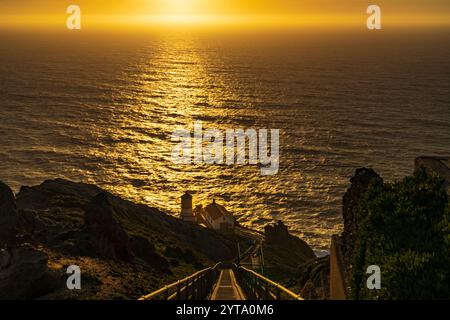 FÉVRIER 2023, POINT REYES NATIONAL SEASHORE, CA. États-Unis - phare de point Reyes au coucher du soleil car il surplombe l'océan Pacifique Banque D'Images