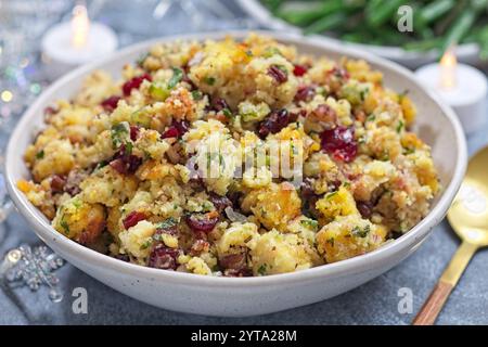 Vinaigrette de pain de maïs aux canneberges et aux noix de pécan pour poulet, dinde, rôti de couronne de porc ou farce de canard, dans un bol, gros plan horizontal Banque D'Images