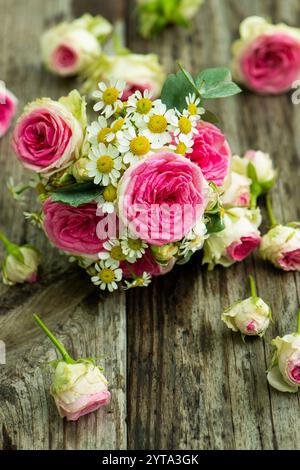 Petit bouquet avec des roses Banque D'Images