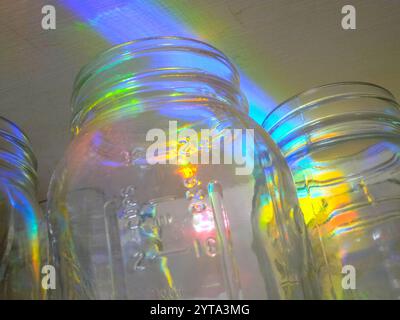 Arc-en-ciel à spectre lumineux brillant sur des pots de conserve stockés dans un placard de cuisine à Ludington, Michigan, États-Unis. Banque D'Images