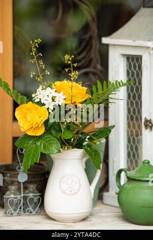 Petit bouquet avec des roses Banque D'Images