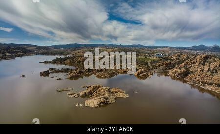 28 MARS 2023, PRESCOT, ARIZONA - USA - vue drone de Watson Lake Arizona Banque D'Images