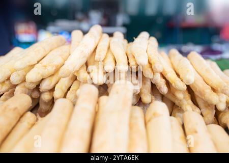 Asperges blanches fraîchement récoltées au marché hebdomadaire. Fond de gastronomie avec une courte profondeur de champ. Banque D'Images