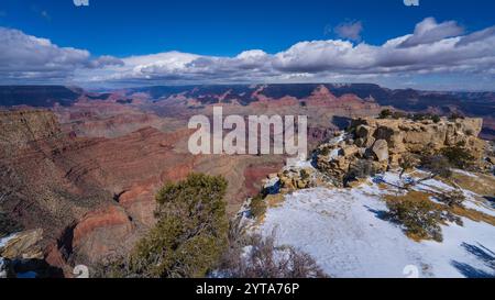 28 MARS 2023, RIVE SUD DU PARC NATIONAL DU GRAND CANYON, ARIZONA, États-Unis - neige fraîche tombe sur la rive sud du Grand Canyon Banque D'Images