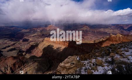 28 MARS 2023, RIVE SUD DU PARC NATIONAL DU GRAND CANYON, ARIZONA, États-Unis - neige fraîche tombe sur la rive sud du Grand Canyon Banque D'Images