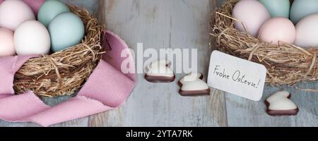 L'abondance des oeufs de Pâques colorés dans le nid Banque D'Images