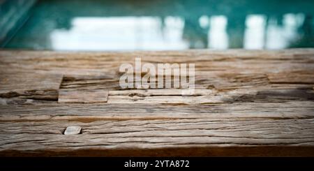 Vieille texture en bois altérée devant la surface réfléchissante de l'eau. Vieille surface en bois minable avec inclusions et fissures. Arrière-plan avec une faible profondeur de champ Banque D'Images