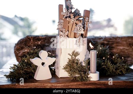 Calendrier de l'AVENT fait maison en carton. Petites boîtes en carton dans un sac en papier décoré sur bois rustique. Emballage de noël durable. Fond pour une surprise de noël écologique. Banque D'Images