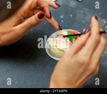 Préparation d'un sandwich vapeur en forme de Père Noël. Banque D'Images