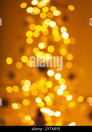 Arbre de Noël avec des lumières de flou artistique. Arrière-plan flou abstrait de Noël. Des problèmes de mise au point arrière-plan de vacances avec arbre de Noël. Banque D'Images