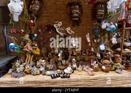 Rue historique 'San Gregorio Armeno' de la vieille ville des scènes de nativité avec des marionnettes de personnages célèbres à Naples Banque D'Images