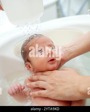 Premier bain du nouveau-né garçon le premier bain pour un nouveau-né est toujours un moment spécial Banque D'Images