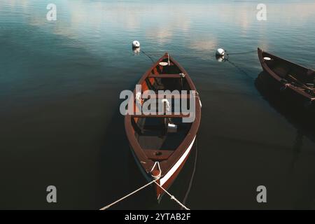Un bateau brun amarré à la jetée sur le Schlei Banque D'Images