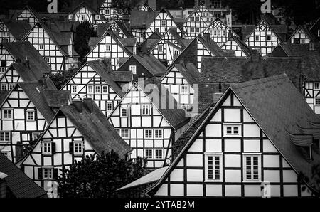 Freudenberg dans le Siegerland avec des maisons historiques à colombages, noir et blanc Banque D'Images