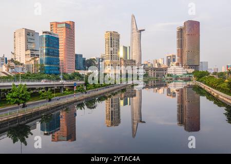 Skyline du quartier des affaires de Ho Chi Minh ville par Ben Nghe Channel au Vietnam Banque D'Images