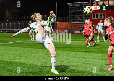 Leverkusen, Rhénanie du Nord-Westphalie, Allemagne. 6 décembre 2024. Le milieu de terrain du VFL Wolfsburg, SVENJA HUTH (10, à gauche) dans le match de la journée 11 Google Pixel Frauen-Bundesliga entre le Bayer 04 Leverkusen et le VfL Wolfsburg dans l'Ulrich-Haberland-Stadion à Leverkusen, Allemagne, le 6 décembre 2024. (Crédit image : © Kai Dambach/ZUMA Press Wire) USAGE ÉDITORIAL SEULEMENT! Non destiné à UN USAGE commercial ! Banque D'Images