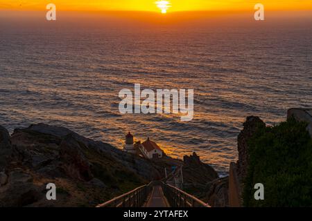 FÉVRIER 2023, POINT REYES NATIONAL SEASHORE, CA. États-Unis - phare de point Reyes au coucher du soleil car il surplombe l'océan Pacifique Banque D'Images