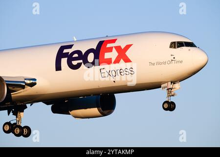 Everett, WA, États-Unis - 4 décembre 2024 ; FedEx 767-300F cargo cargo Aircraft in close Landing immatriculé N254FE Banque D'Images