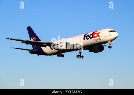 Everett, WA, États-Unis - 4 décembre 2024 ; FedEx Express 767-300F cargo cargo Aircraft isolé Blue Sky immatriculé N254FE Banque D'Images