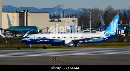 Everett, WA, États-Unis - 4 décembre 2024 ; Boeing 737 MAX 10 avion expérimental roulant aux couleurs de l'entreprise Banque D'Images