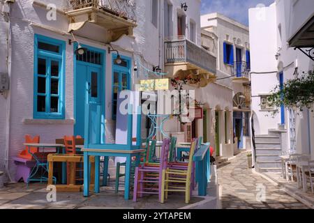 Tinos : cafés colorés et boutiques en place à Pyrgos (Panormos), Tinos, île des Cyclades, Grèce Banque D'Images