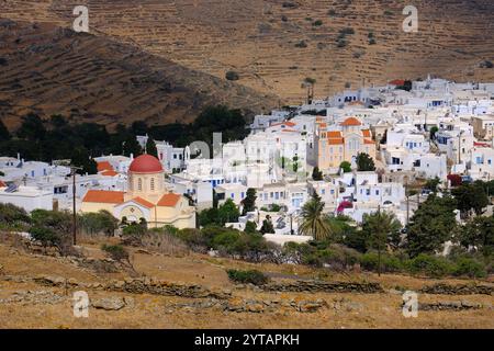 Tinos : vue surélevée des églises oranges, des bâtiments blancs et des terrasses brunes de Pyrgos (Panormos), Tinos, île des Cyclades, Grèce Banque D'Images