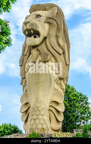 L'emblématique statue de Merlion se dresse sur l'île de Sentosa à Singapour, mettant en valeur sa magnifique tête de lion et son corps ressemblant à un poisson avec des détails complexes Banque D'Images