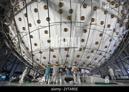 Pékin, province chinoise du Guangdong. 6 décembre 2024. Les membres du personnel travaillent sur le chantier de construction de l'Observatoire souterrain de neutrinos de Jiangmen (JUNO) à Jiangmen, province du Guangdong, dans le sud de la Chine, Dec. 6, 2024. Crédit : Liu Yuexiang/Xinhua/Alamy Live News Banque D'Images