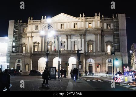 Milan, Italie. 06th Dec, 2024. Une vue d'ensemble montre les préparatifs en cours pour la Prima della Scala la Forza del Destino de Giuseppe Verdi au Teatro alla Scala de Milan, Italie, le 6 décembre 2024 (photo Alessandro Bremec/NurPhoto).0 crédit : NurPhoto SRL/Alamy Live News Banque D'Images