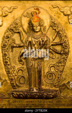 Détail mural orné d'or au temple Seto Machindranath, également connu sous le nom de Janabaha Dyo, Avalokitesvara est une divinité adorée par les hindous et les bouddhistes i. Banque D'Images